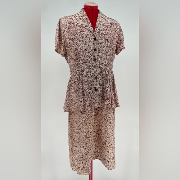 1940s Burgundy Floral Button Down Peplum Day Dress / Afternoon Frock - Picture 1 of 13
